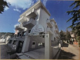 Un hotel de varios pisos llamado "Hotel Restaurante San Francisco" con un letrero llamativo en la fachada.