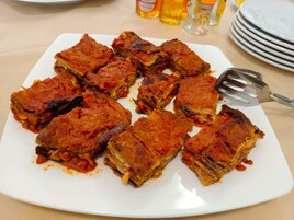 Un plato de comida con un tenedor.