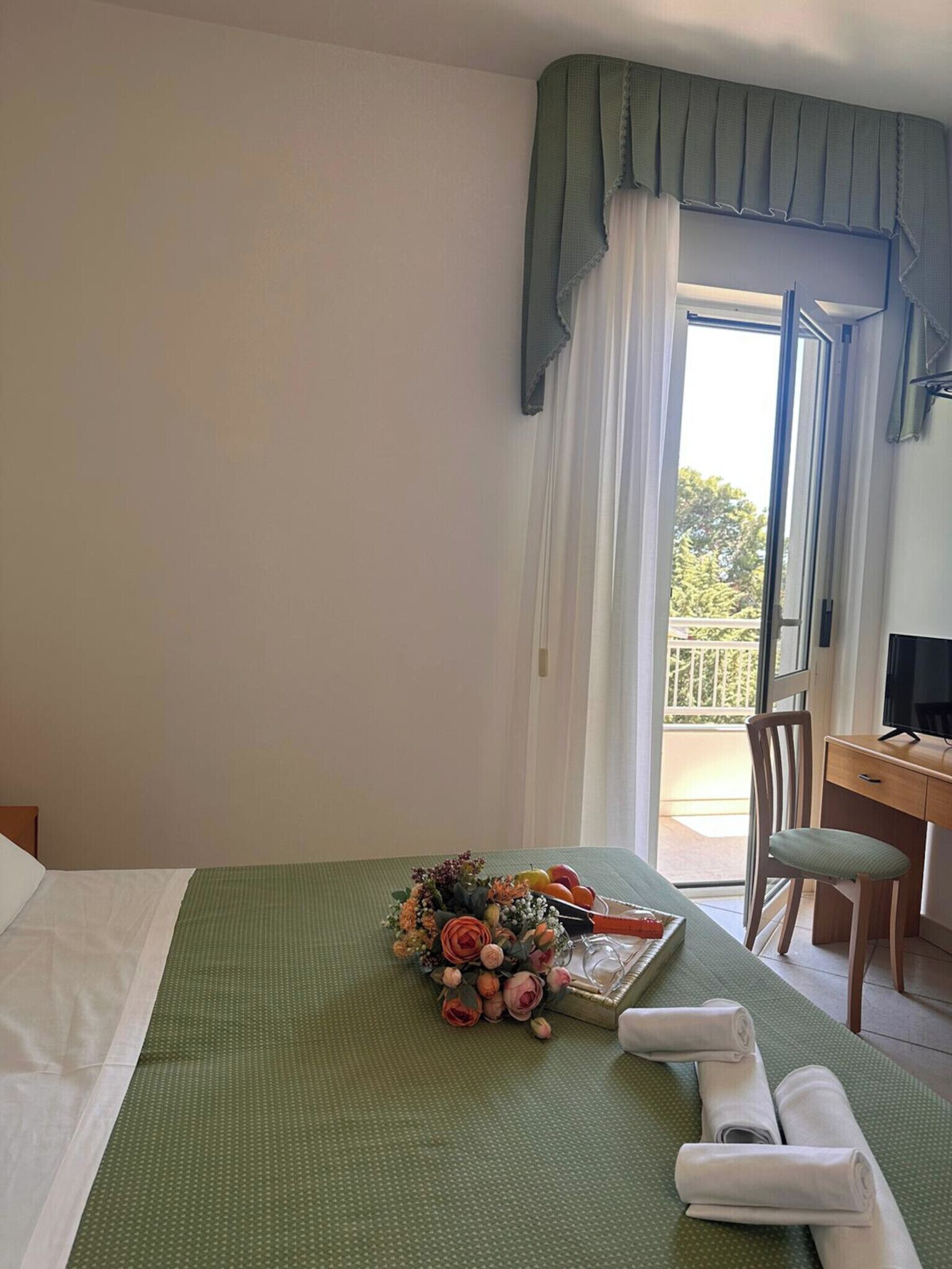 Desk, free WiFi, bed sheets