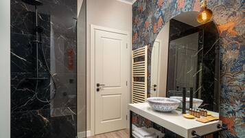 Amenidades de baño de diseñador, secadora de cabello, pantuflas, bidet