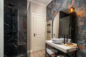 Articles de toilette de luxe, sĂšche-cheveux, chaussons, bidet
