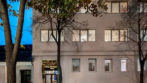 A building with a sign for 'Sleesta Boutique Suites' at the entrance. - Siesta Boutique Smart Suites (Cluj-Napoca)