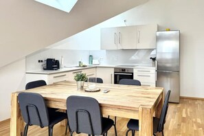 Réfrigérateur, un four, surface de cuisson, lave-vaisselle