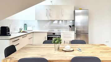 Coffee/tea maker, fridge, oven, stovetop