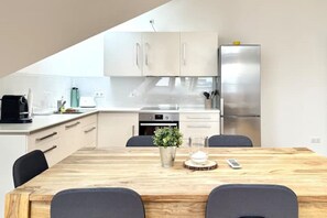 Réfrigérateur, un four, surface de cuisson, lave-vaisselle