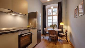 Apartemen Kota | Dapur pribadi | Lemari es besar, oven, kompor, dan ketel listrik