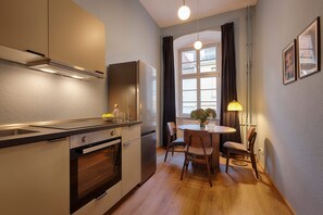 Departamento urbano | Cocina privada | Refrigerador con congelador, horno y parrilla de estufa 