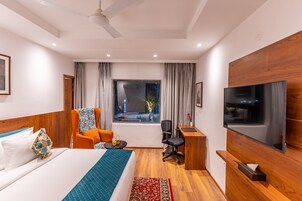 Minibar, escritorio, espacio para trabajar con laptop y wifi gratis 