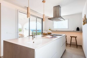 Jääkaappi, mikroaaltouuni, uuni, astianpesukone