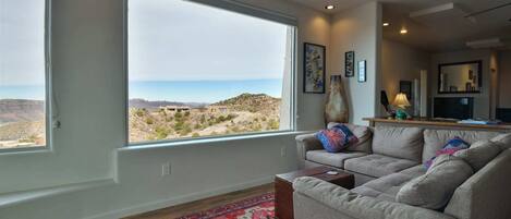 Televisie, een open haard, een stereo en een kantoor