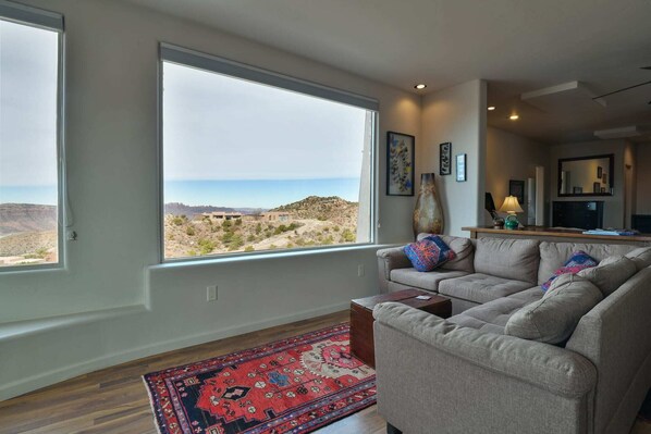 Una televisión, una chimenea, un reproductor estéreo, una oficina