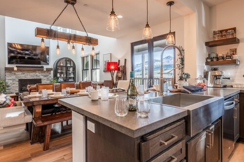 Creekhouse Townhome with Private Hot Tub! Close to Town Shuttle!