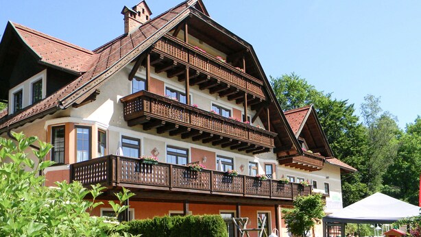 A multi-story building with balconies, large windows, and a traditional architectural style. - Hotel Kärntnerhof Velden by S4Y (Velden am Wörther See)