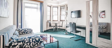 Classic Studio Suite | Living area | Flat-screen TV