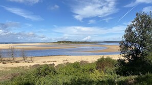 Una spiaggia nelle vicinanze
