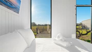 1 bedroom, bed sheets