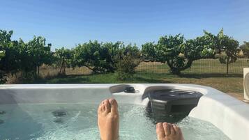 Outdoor spa tub
