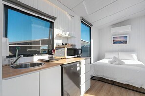 1 bedroom, bed sheets