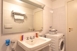 Hårføner, bidé, håndklær og sjampo