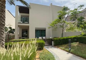 Villa, 4 habitaciones, balcón, vista al jardín | Entrada de la propiedad