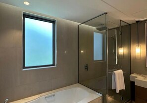 Villa, 4 habitaciones, balcón, vista al jardín | Baño