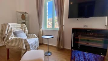 Apartment | Living area | 40-inch TV with satellite channels