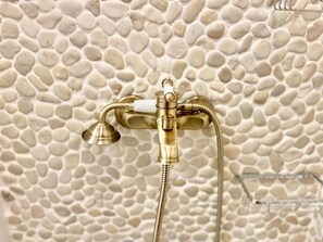 Appartement | Salle de bain | Douche, articles de toilette (gratuits), séchoir à cheveux, peignoirs