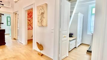 Apartment | Wohnbereich | 40-Zoll-Fernseher mit Satellitenempfang