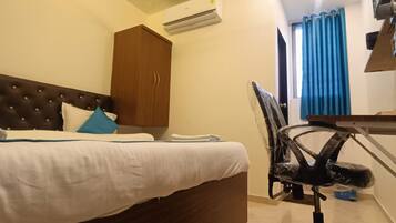 1 bedroom, desk