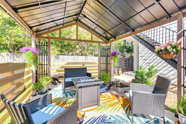 Property grounds - South Houston Townhome w/ Patio & Gas Grill! (South Houston)