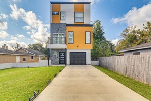 Exterior - South Houston Townhome w/ Patio & Gas Grill! (South Houston)