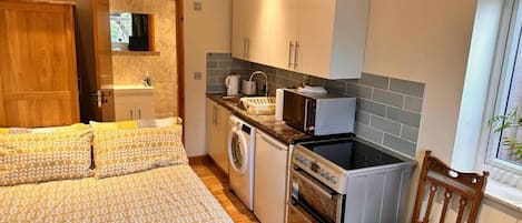 Studio | Cuisine privée | Réfrigérateur, micro-ondes, four, plaque de cuisson