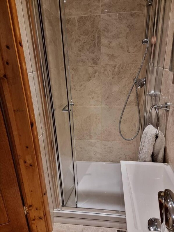 Studio | Bathroom | Shower, hair dryer, towels