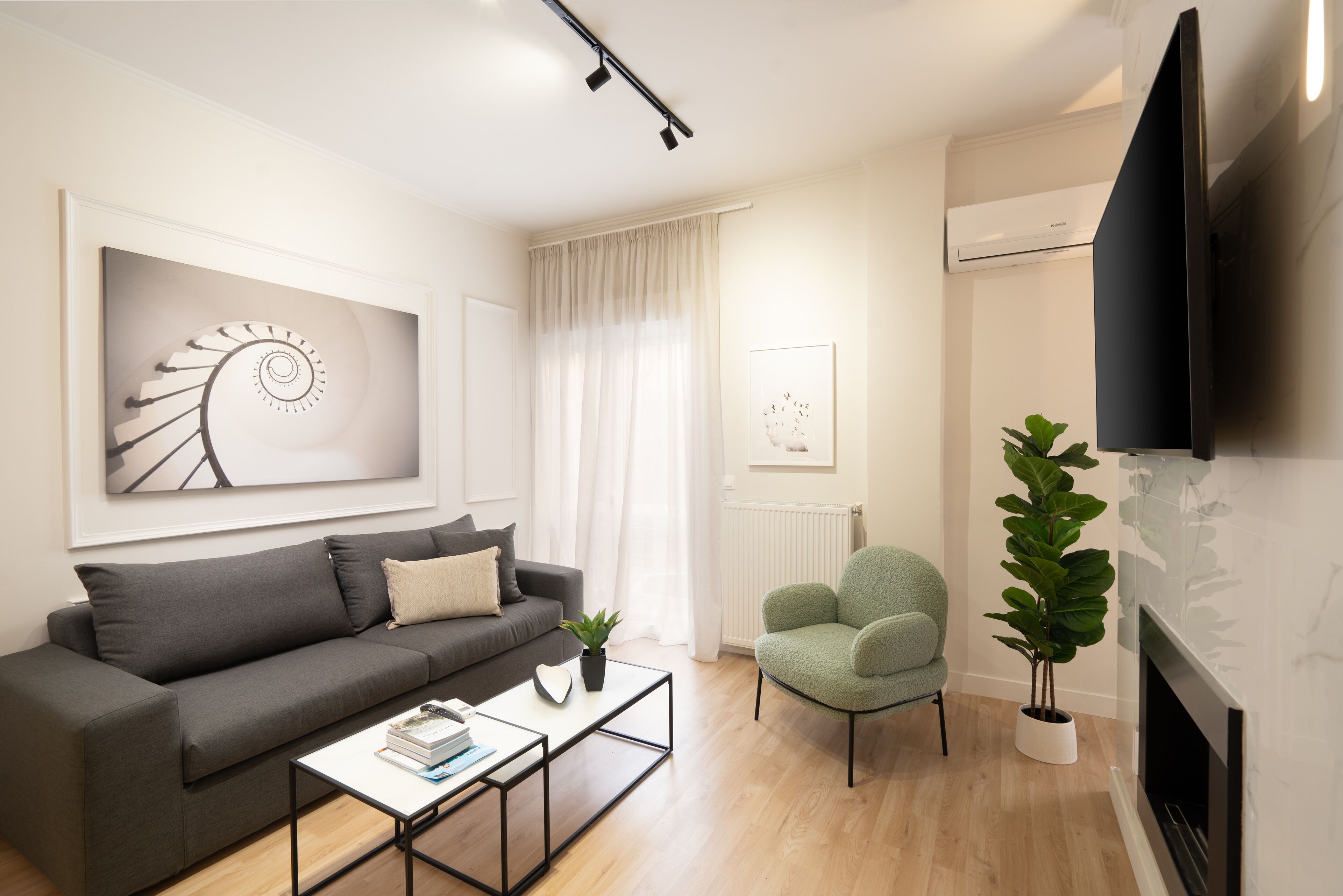 Luxe appartement | Woonruimte | Een 55-inch smart-tv met kabelzenders