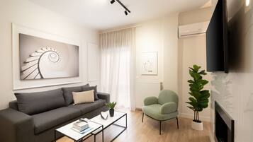 Appartamento Luxury | Area soggiorno | Smart TV 55 pollici con canali via cavo