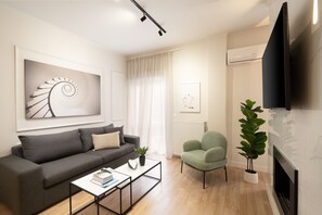 Luksusleilighet | Oppholdsområde | En 55-tommers smart-TV med kabel-kanaler