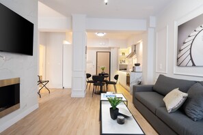 Luksusleilighet | Oppholdsområde | En 55-tommers smart-TV med kabel-kanaler