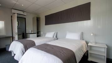 Quarto duplo | Escrivaninha, espaço de trabalho para notebook, roupa de cama