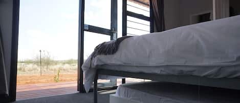 Habitación familiar | Escritorio, espacio para trabajar con laptop y ropa de cama