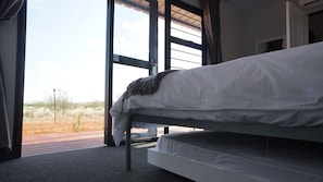 Quarto família | Escrivaninha, espaço de trabalho para notebook, roupa de cama