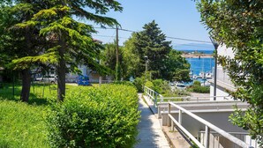 A coastal pathway lined with greenery and a view of the sea. - Lovely apartment in Kraljevica (Kraljevica)