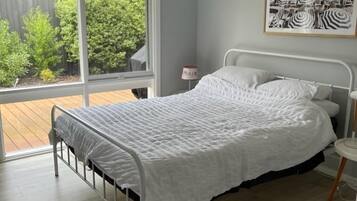 4 bedrooms, iron/ironing board, bed sheets