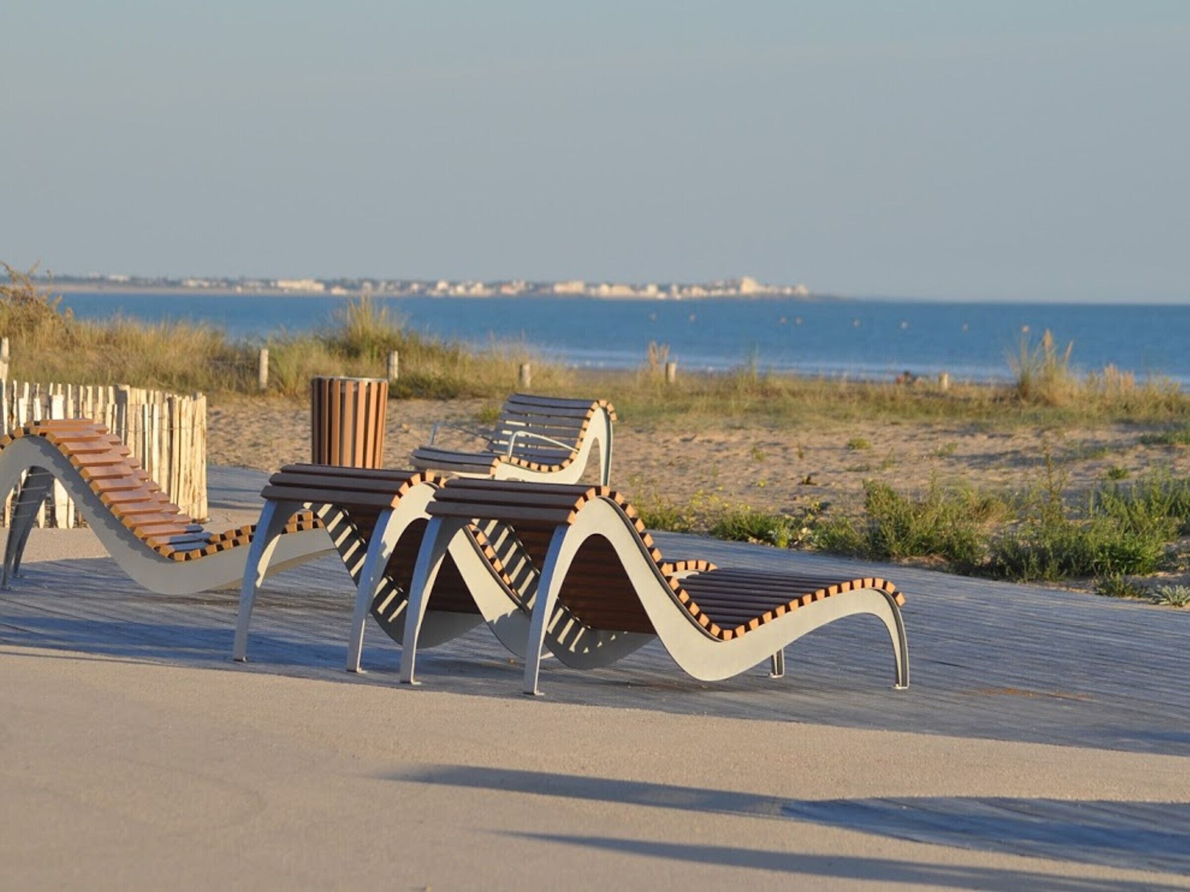 På stranden