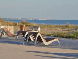 على الشاطئ