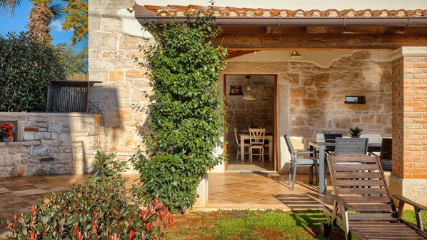 Outdoor dining - Villa Banko by Villas Guide (Brecevici)