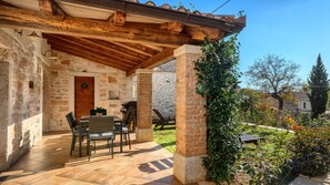 Outdoor dining - Villa Banko by Villas Guide (Brecevici)