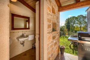 Douche, sèche-cheveux, serviettes fournies