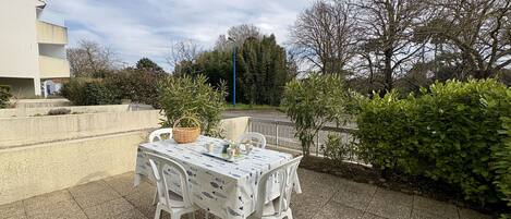 تناول الطعام بالخارج