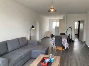 TV - Spacious apartment for 4, 200m from the beach, private parking included (Saint-Hilaire-de-Riez)