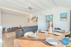 Dining - L’Escapade du Col – Cozy 2-Bedroom (BLUFFY)